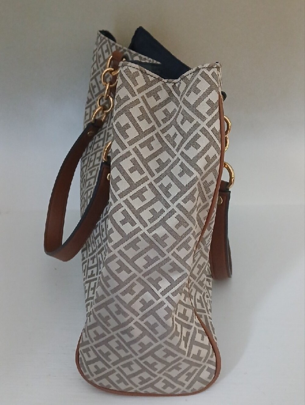 Tommy Hilfiger Women’s Tote Bag in Beige and Tan with Gold Accents - Picture 3 of 9